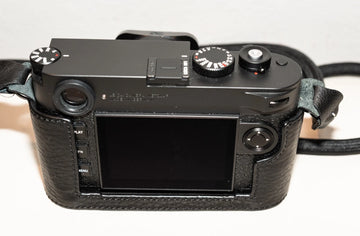 Leica M11 Black, Summicrn 35, leather half case, original box, only 598 clicks.