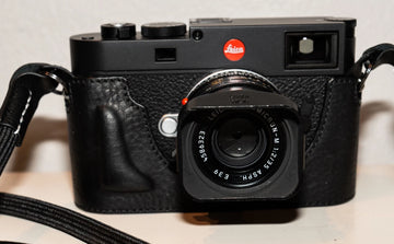 Leica M11 Black, Summicrn 35, leather half case, original box, only 598 clicks.